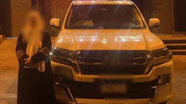 القبض على ربة منزل سمحت لاطفال الجلوس على سيارتها من الخارج بالتجمع