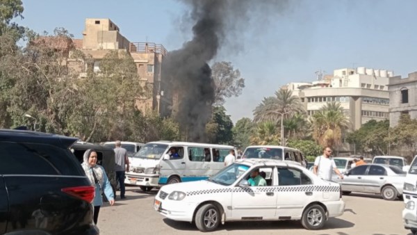 بسبب حرارة الجو .. حريق يلتهم سيارة في المعادي| صور