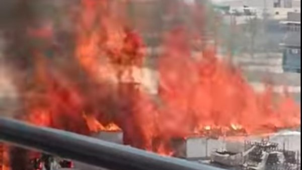 حريق هائل يلتهم مصنع "ضفاير عربيات" في المنطقة الصناعية بأكتوبر