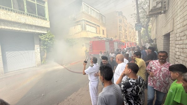 الأدخنة في السماء.. اللقطات الأولى من حريق عقار مصر الجديدة