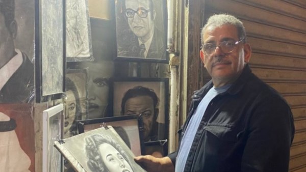 رسام النجوم.... سعيد ينشر البهجة في شوارع وسط البلد... نفسي اعمل معرض(فيديو)