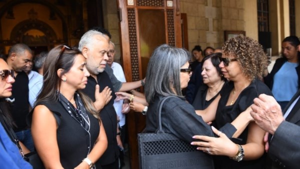 انهيار بنات لطفي لبيب في لحظات الوداع الأخير.. صور