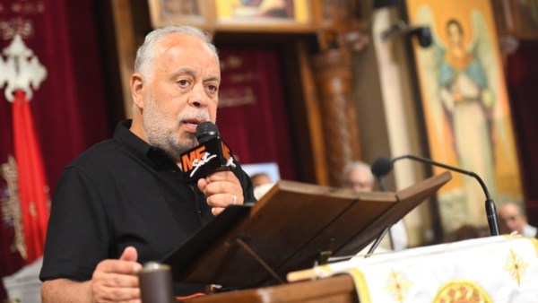 أشرف زكي يشارك في مراسم جنازة لطفي لبيب