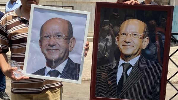 على طريقتهم .. محبي الفنان لطفي لبيب يودعونه من امام كنيسة مارمرقس