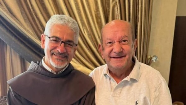 الفنان  الراحل لطفي لبيب و الأب بطرس دانيال 