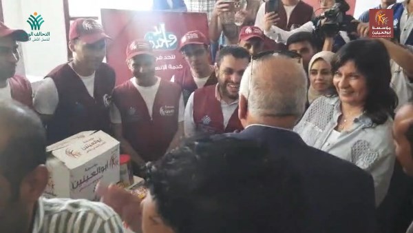 مؤسسة أبو العينين تشارك في قافلة “ إيد واحدة” بالوادي الجديد لدعم الأسر الأولى بالرعاية