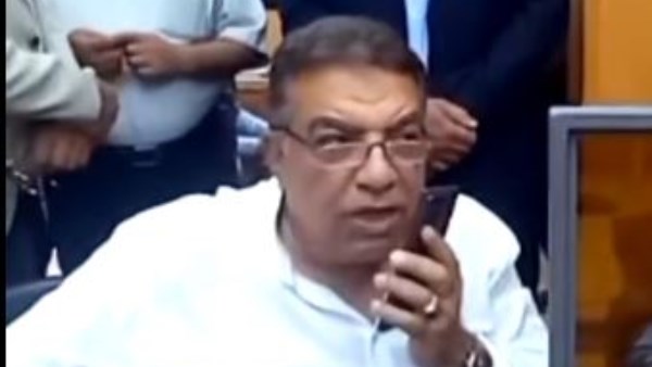 بيتصل بنفسه .. محافظ الدقهلية داخل شركة مياه الشرب والصرف الصحي بالمنصورة لحل مشاكل المواطنين 
