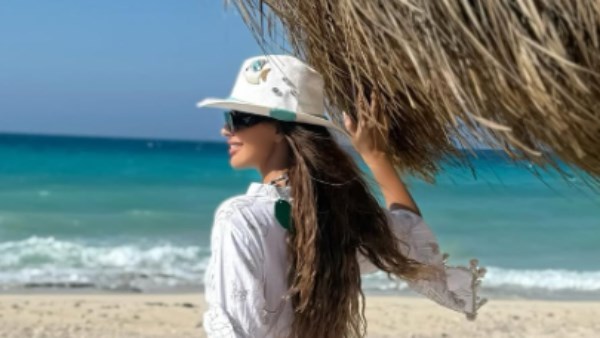 مي سليم تتألق على البحر بـ فستان أبيض