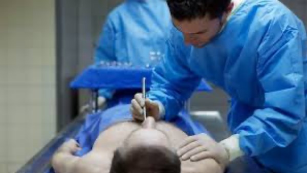 رجل يستيقظ بعد نصف ساعة من إعلان الأطباء وفاته