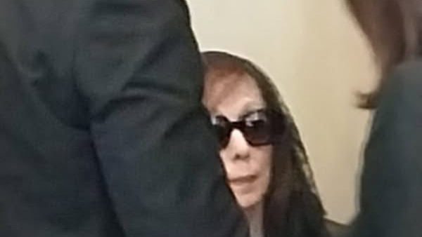 أول ظهور للسيدة فيروز في عزاء نجلها..شاهد
