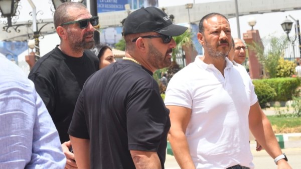 فى مقدمتهم احمد السقا واشرف زكي ومحمد رياض ونضال الشافعي ..نجوم الفن في جنازة شقيق المخرج خالد جلال..شاهد