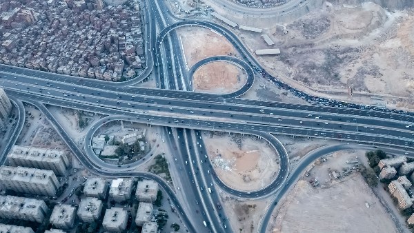خبير: مشروعات النقل والتنمية العمرانية تدعم الاقتصاد