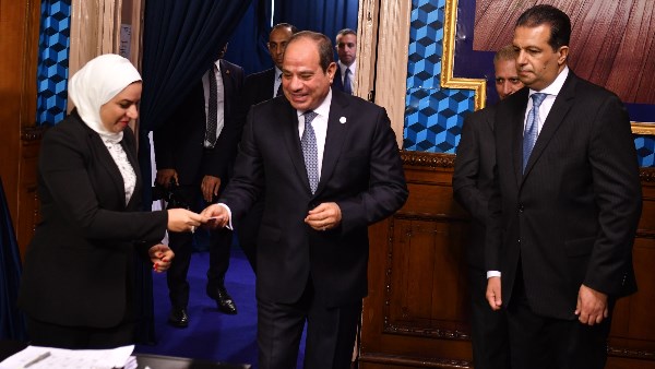 الرئيس السيسي يدلي بصوته في انتخابات مجلس الشيوخ (صور وفيديو)