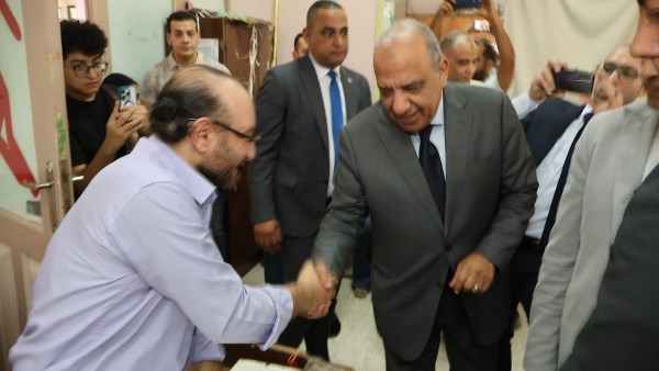 الدكتور محمود عصمت وزير الكهرباء