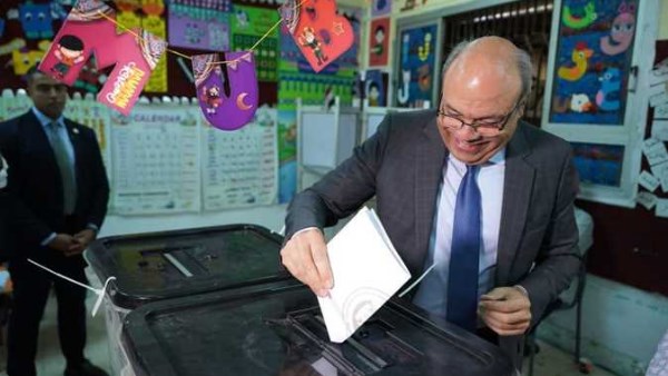 وزير الطيران يدلي بصوته في انتخابات الشيوخ 2025 بمصر الجديدة