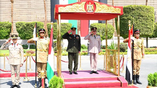 وزير الدفاع والإنتاج الحربى
