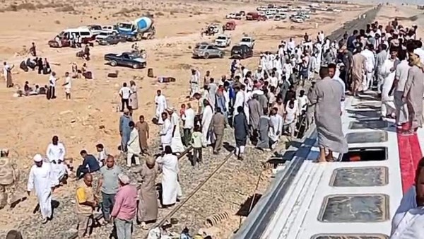 تطورات حادث قطار مطروح.. صور جديدة وعمليات الإنقاذ مستمرة