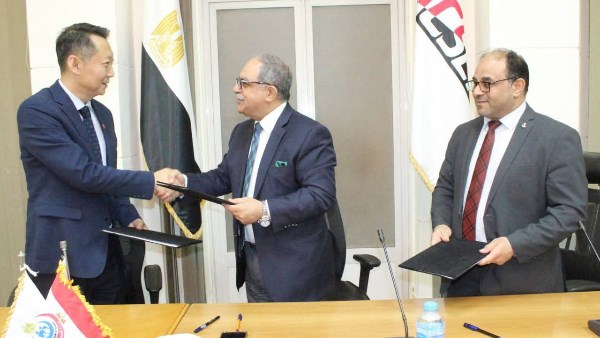 جانب توقيع الاتفاقية
