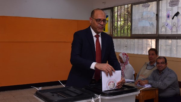 وزير العمل يُدلي بصوته في انتخابات الشيوخ.. ويدعو المواطنين للمشاركة الإيجابية