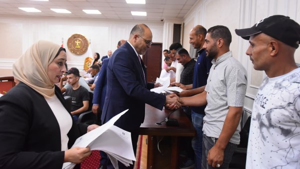 جبران خلال تسليمه عقود العمل 