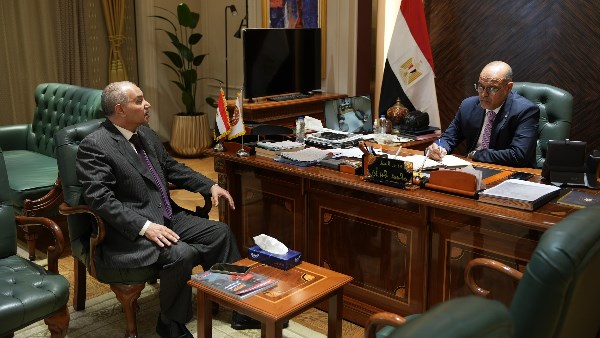 وزير العمل خلال لقائه رئيس الجالية المصرية بالقصيم