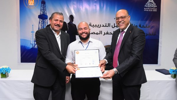 وزير العمل يسلم عامل شهادة إتمام الدورة التدريبية