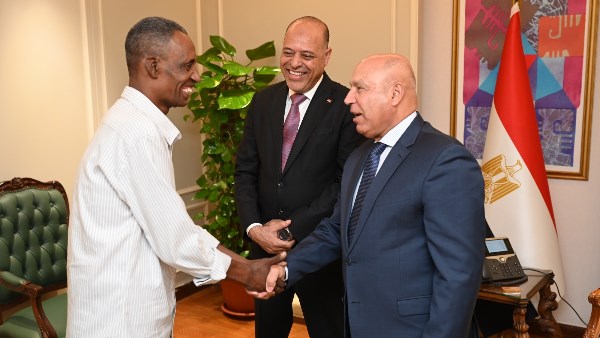كامل وجبران يكرمان عامل المزلقان