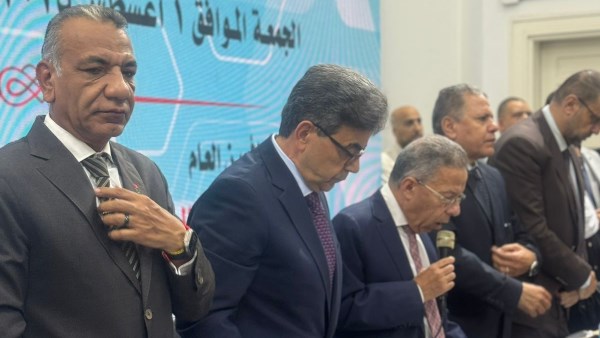 رئيس اتحاد المهن الطبية إلى جوار نقيب الأطباء البيطريين ونقيب الأسنان 