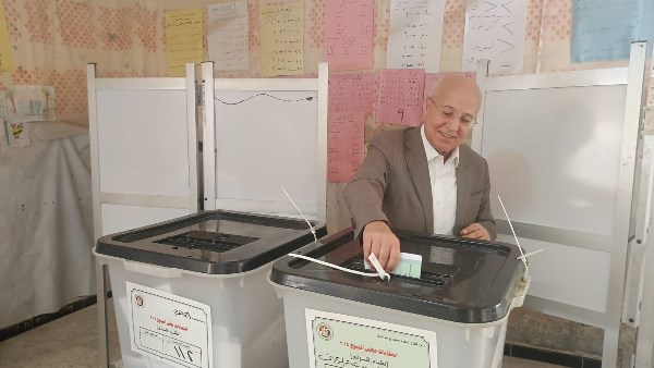 النائب خالد عيش يدلي بصوته في انتخابات الشيوخ 