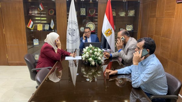 غرفة عمليات العاملين بالغزل والنسيج