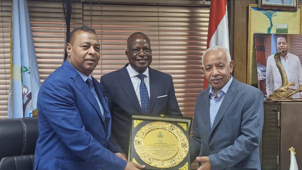 لحظة تكريم سفير كينيا من نقابة الزراعة والري 