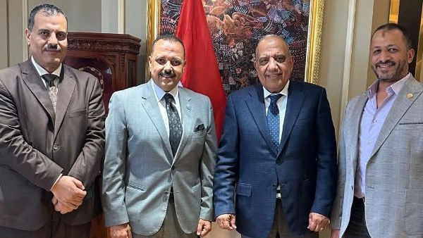 وزير الكهرباء ووفد العامة للعاملين بالمرافق العامة 