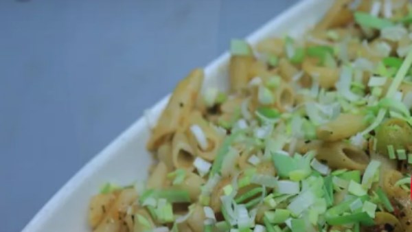  مكرونة ارابياتا بالبصل الأخضر والزيتون