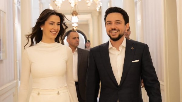 رجوة الحسين زوجة ولي عهد الأردن تخطف الأنظار بهذه الإطلالة.. شاهد