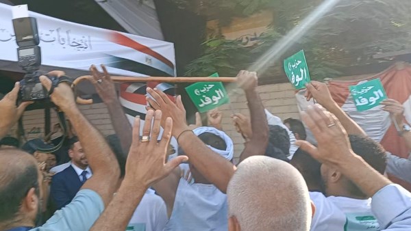 شباب الوفد تنظم مسيرة أمام اللجان الانتخابية بالجيزة.. شاهد