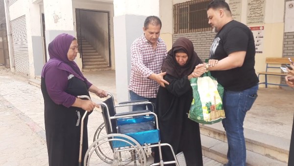 سيدة مسنة تدلى بصوتها فى انتخابات الشيوخ