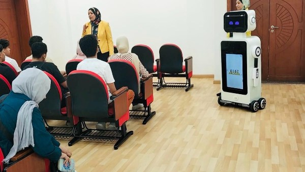 روبوتات ترشد الطلاب في إختبارات القبول بمعهد الكوزن 