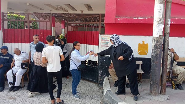  توزيع مياه معدنية وشيكولاتة على طلاب الدور الثاني للثانوية العامة