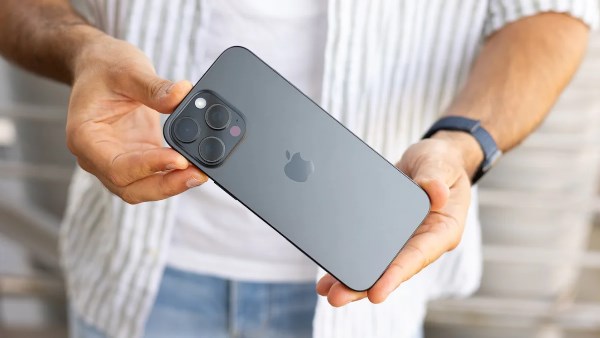 آبل تستعد لطرح iPhone Pro خاص بالذكرى العشرين في 2027
