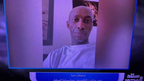 ستيفان مبيا نجم منتخب الكاميرون