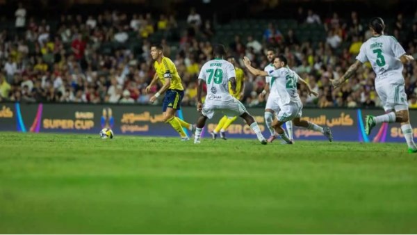 لاعب بالأهلي السعودي يصر على معانقة رونالدو خلال الممر الشرفي.. تعرف عليه