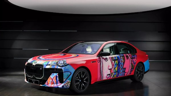 لوحة فنية.. أغرب ظهور لسيارة BMW i7 الفئة السابعة| بالصور