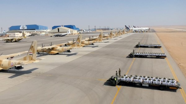 مصر تواصل أعمال الإسقاط الجوى للمساعدات الإنسانية على قطاع غزة 