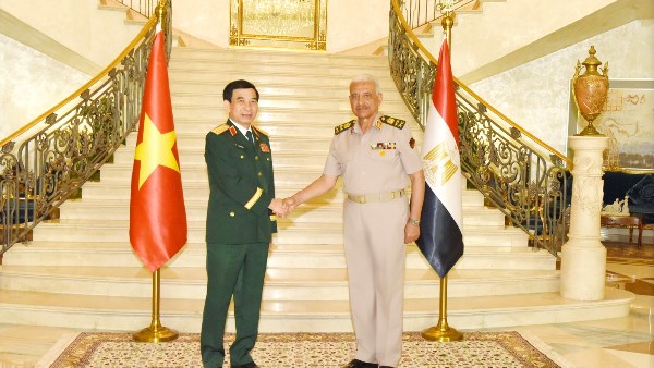 وزير الدفاع يلتقي نظيره الفيتنامي لبحث التعاون العسكري المشترك