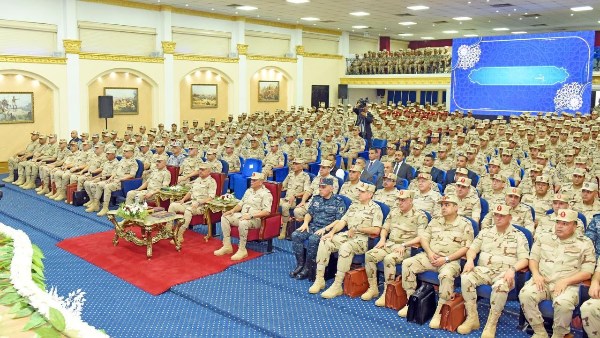 وزير الدفاع يلتقي بعدد من مقاتلى المنطقة الجنوبية العسكرية