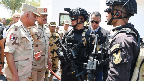 وزير الدفاع يلتقي بعدد من مقاتلي القوات الخاصة من المظلات والصاعقة