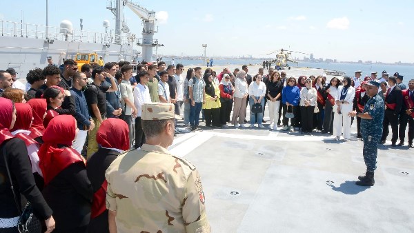القوات المسلحة تنظم زيارة لشباب المصريين  بالخارج وطلبة الجامعات لقيادتي القوات البحرية والصاعقة 