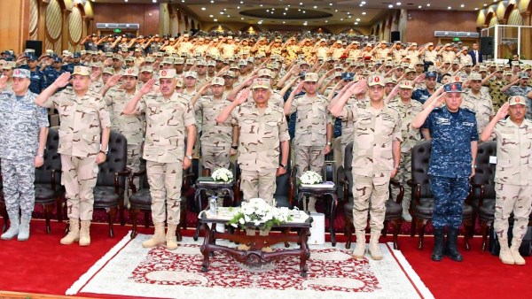وزير الدفاع يلتقي بعدد من مقاتلى المنطقة الشمالية العسكرية