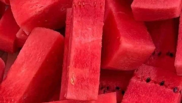 في اليوم العالمى لـ البطيخ.. ماذا يحدث لجسمك عند تناوله؟
