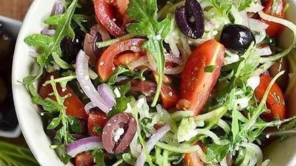 طريقة عمل سلطة الجرجير بالبصل والطماطم